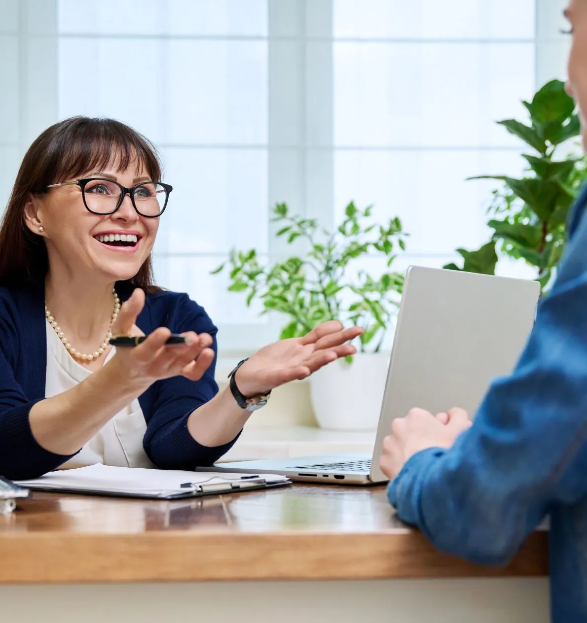 A psychologist working with a teenage girl